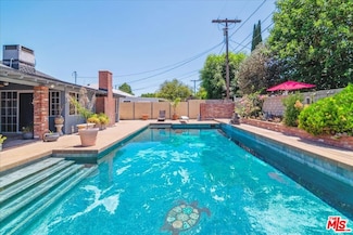 7421 Hatillo Ave, Winnetka, CA 91306