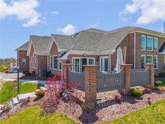 1548 Parkwood Pointe Dr, Crescent Township, PA 15046