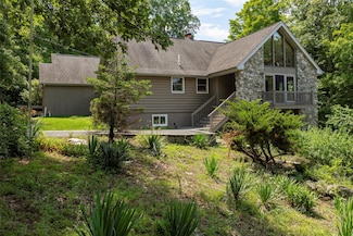 12 Wolf Ln, Pleasant Valley, NY 12569