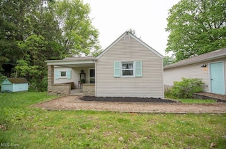 8015 Lake Dr SW, Sherrodsville, OH 44675