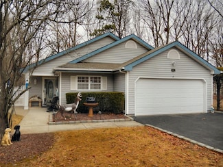 11 Westchester Ct, Middle Island, NY 11953