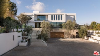 16187 Royal Oak Rd, Encino, CA 91436