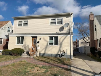 76-29 271st St Unit 2nd floor, New Hyde Park, NY 11040