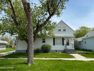 914 1st Ave NE, East Grand Forks, MN 56721