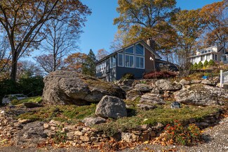 21 Edge Hill Rd, Guilford, CT 06437