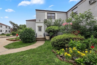 67-9 136th St Unit B, Kew Gardens Hills, NY 11367