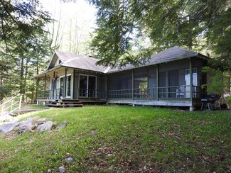 36 W Shore Dr, Tinmouth, VT 05773