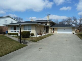 6710 W Navajo Dr, Palos Heights, IL 60463