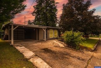 742 Shangri la Ave NE, Salem, OR 97303