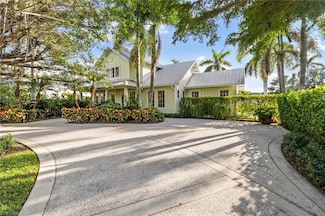 572 7th Ave N, Naples, FL 34102