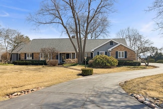 28W171 Flanders Ln, Winfield, IL 60190