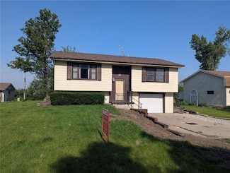 17 C Ave, Newhall, IA 52315