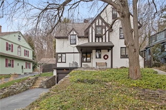 315 Cobbs Hill Dr, Rochester, NY 14610