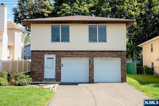 2052 Hoefleys Ln, Fort Lee, NJ 07024