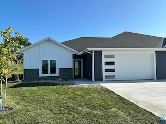 717 Tallgrass Cir, Luverne, MN 56156