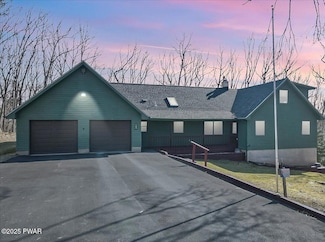 143 Stone Dr, Hawley, PA 18428