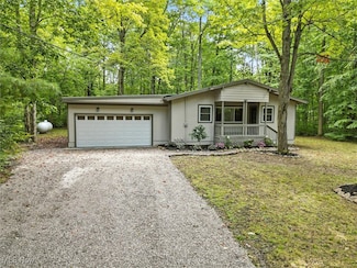 2213 Fox Run Cir, Roaming Shores, OH 44084