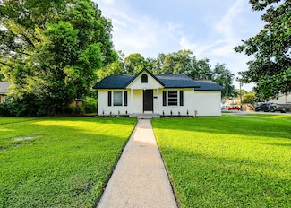 1302 W Adoue St, Alvin, TX 77511