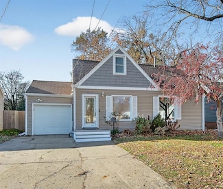 1506 64th St, Windsor Heights, IA 50324