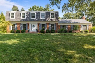 310 Conway Lake Dr, Saint Louis, MO 63141