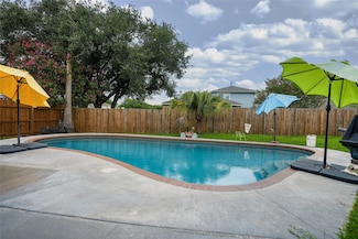 1103 W Brompton Dr, Pearland, TX 77584