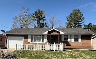 709 S Apache Dr, Marshall, MO 65340