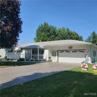 6717 Errick Rd, North Tonawanda, NY 14120