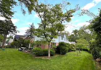 41 Allenwood Rd, Great Neck, NY 11023