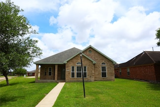 131 Silverbell Cir, Lake Jackson, TX 77566