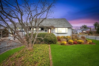 10 Jerome Ave, Hicksville, NY 11801