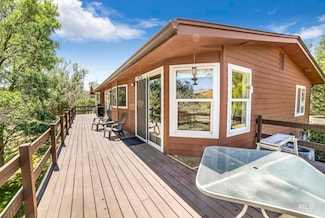 4806 Salmon Creek Dr, Buhl, ID 83316