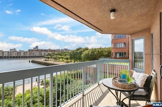 308 Smith Ct, Edgewater, NJ 07020