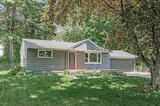 13294 Andrews Ave, Lindstrom, MN 55045