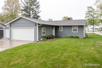8220 Indian Shores Dr, Howard City, MI 49329