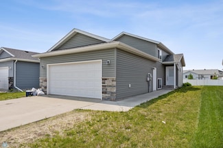 2128 Admiral Dr W, West Fargo, ND 58078