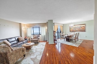 2006 Harmon Cove Tower, Secaucus, NJ 07094