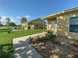 1102 W 16th St, Cameron, TX 76520