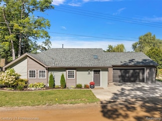 2679 Lakeview Dr, Ortonville, MI 48462