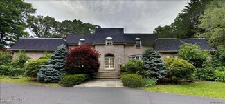 15 Springwood Manor Dr, Albany, NY 12211