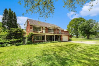10827 N 12th St, Plainwell, MI 49080
