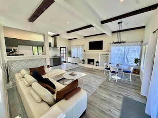 1923 Sunset Plaza Dr, Los Angeles, CA 90069