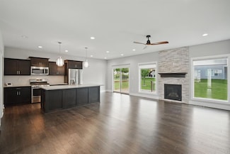 8704 Highland Oaks Dr, Johnston, IA 50131