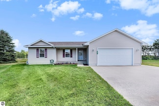 5577 Silver Ridge Dr, Traverse City, MI 49685