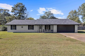1009 Woodhaven St, Gladewater, TX 75647
