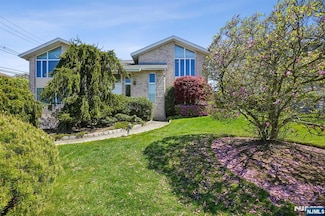 69 Center St, Englewood Cliffs, NJ 07632