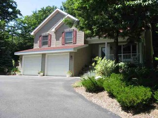 4380 Pinehill Dr, Harbor Springs, MI 49740