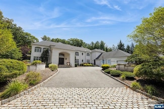 3 Rickland Dr, Caldwell, NJ 07006