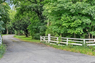 31 Factory Pond Rd, Locust Valley, NY 11560