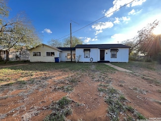 219 E Harris St, Dilley, TX 78017