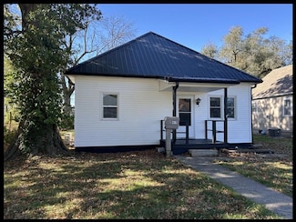 408 Crescent Dr, Macon, MO 63552